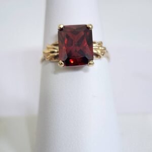 Anillo de Oro con Piedra Roja Corte Princesa