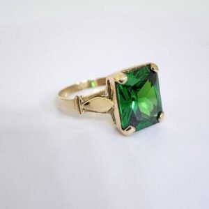 Anillo de Oro con Piedra Verde Corte Princesa